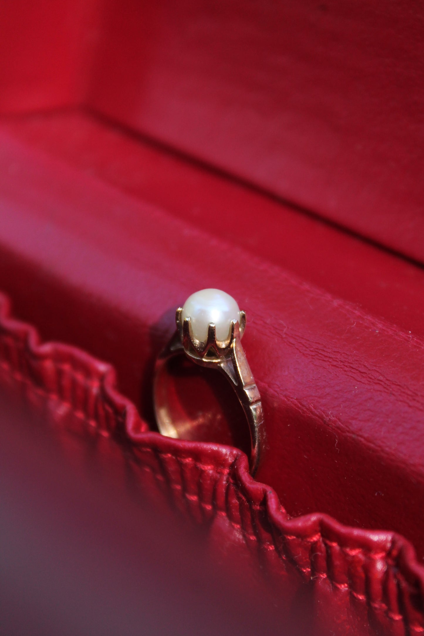 Anillo solitario europeo, oro amarillo y perla cultivada.