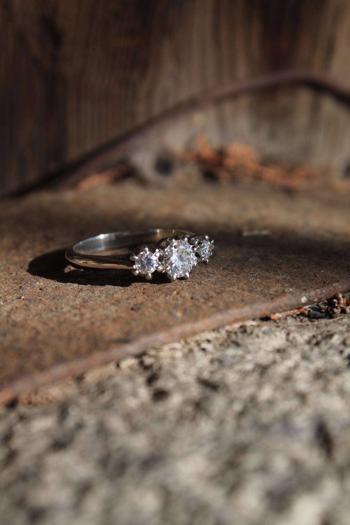 Anillo hecho a mano, platino y brillantes.