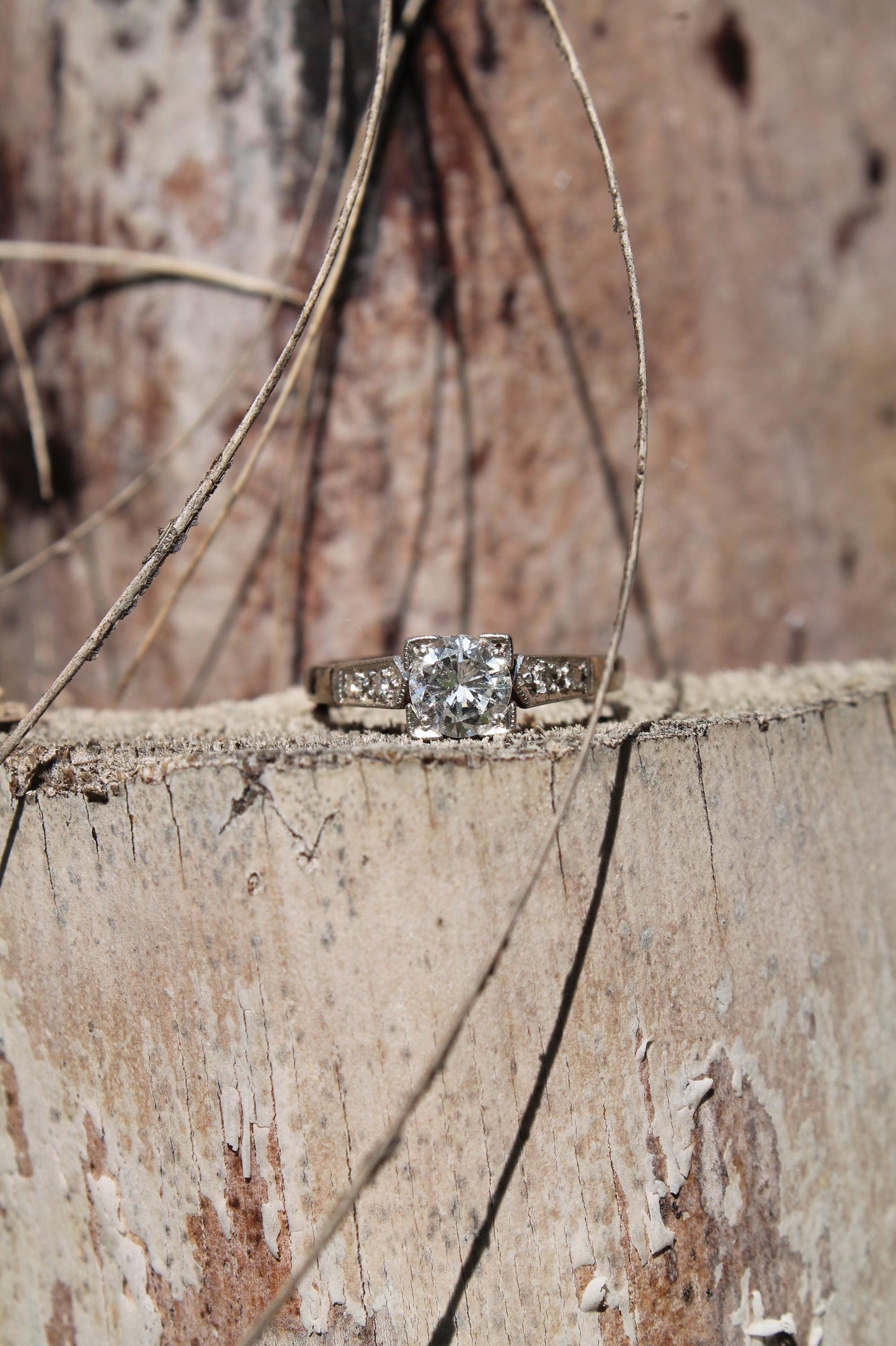 Solitario estilo antique, hecho a mano, de oro blanco italiano y brillantes.