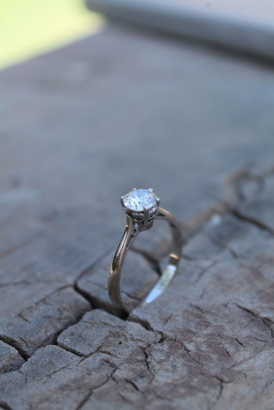 Anillo solitario europeo, hecho a mano, de oro blanco y brillante central.