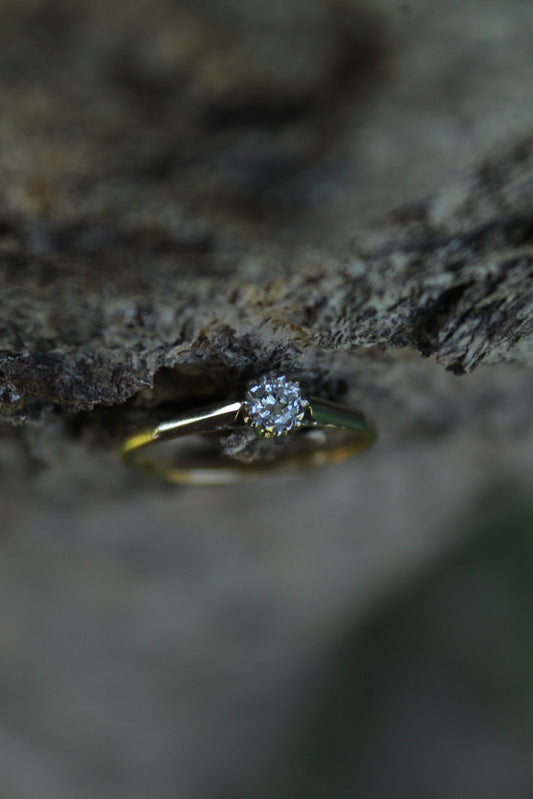 Anillo solitario europeo, hecho a mano, metal platino y oro amarillo. Diamante "old european cut".
