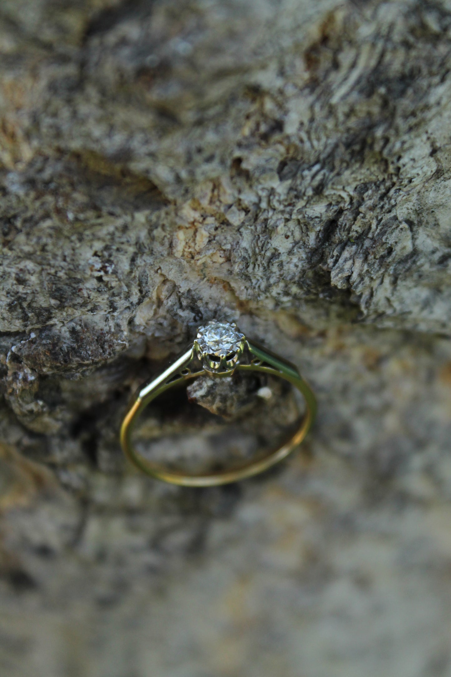 Anillo solitario europeo, hecho a mano, metal platino y oro amarillo. Diamante "old european cut".