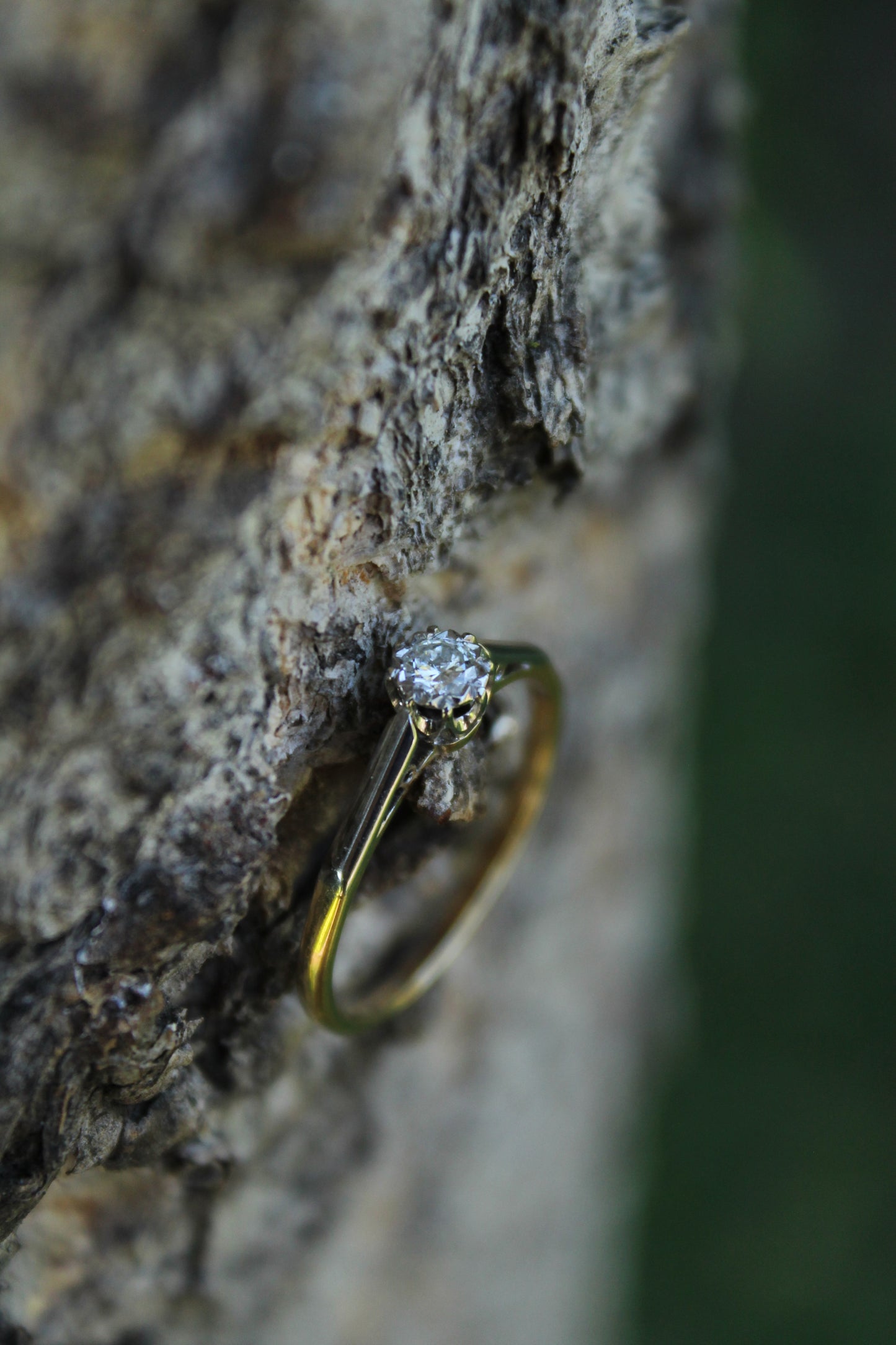 Anillo solitario europeo, hecho a mano, metal platino y oro amarillo. Diamante "old european cut".