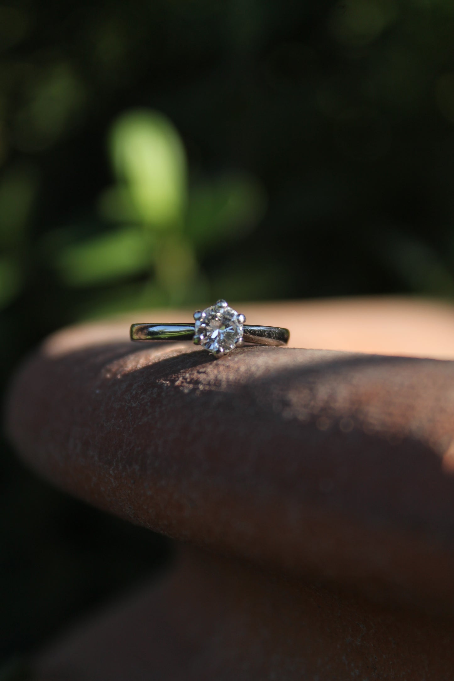 Anillo solitario europeo, hecho a mano, de platino y brillantes.