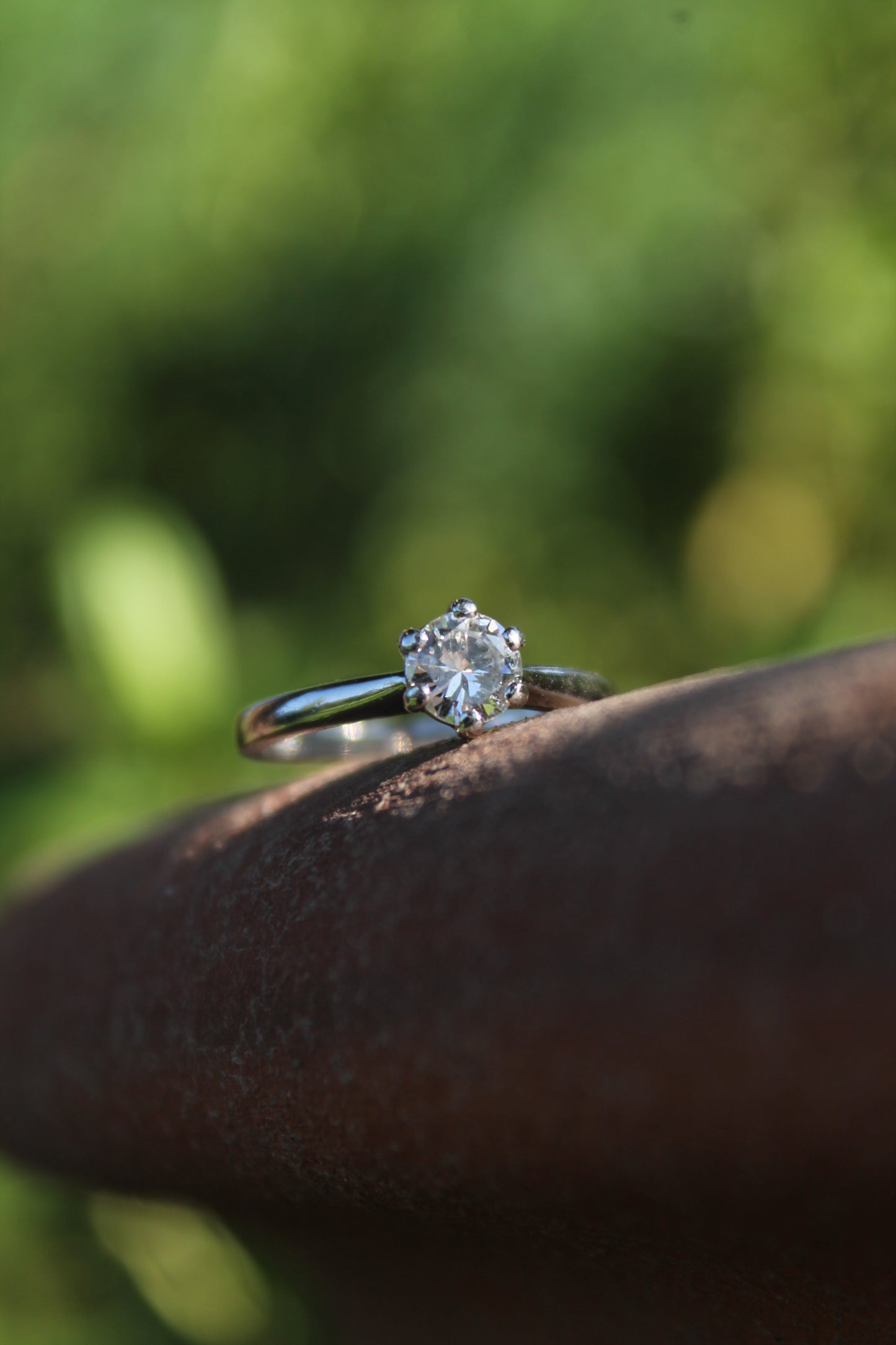 Anillo solitario europeo, hecho a mano, de platino y brillantes.