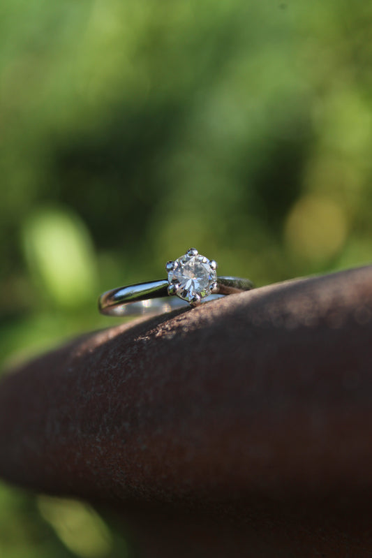 Anillo solitario europeo, hecho a mano, de platino y brillantes.