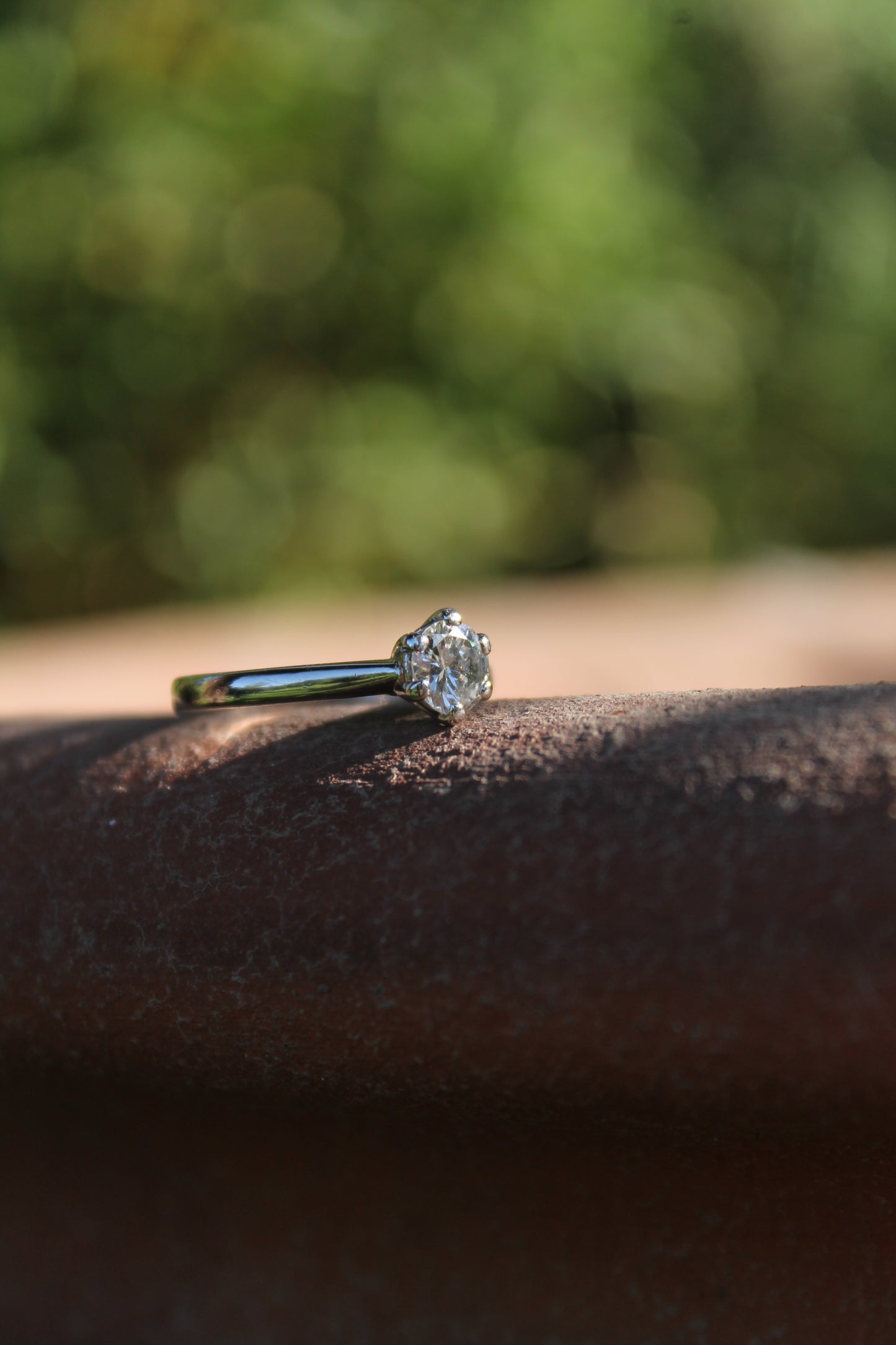 Anillo solitario europeo, hecho a mano, de platino y brillantes.