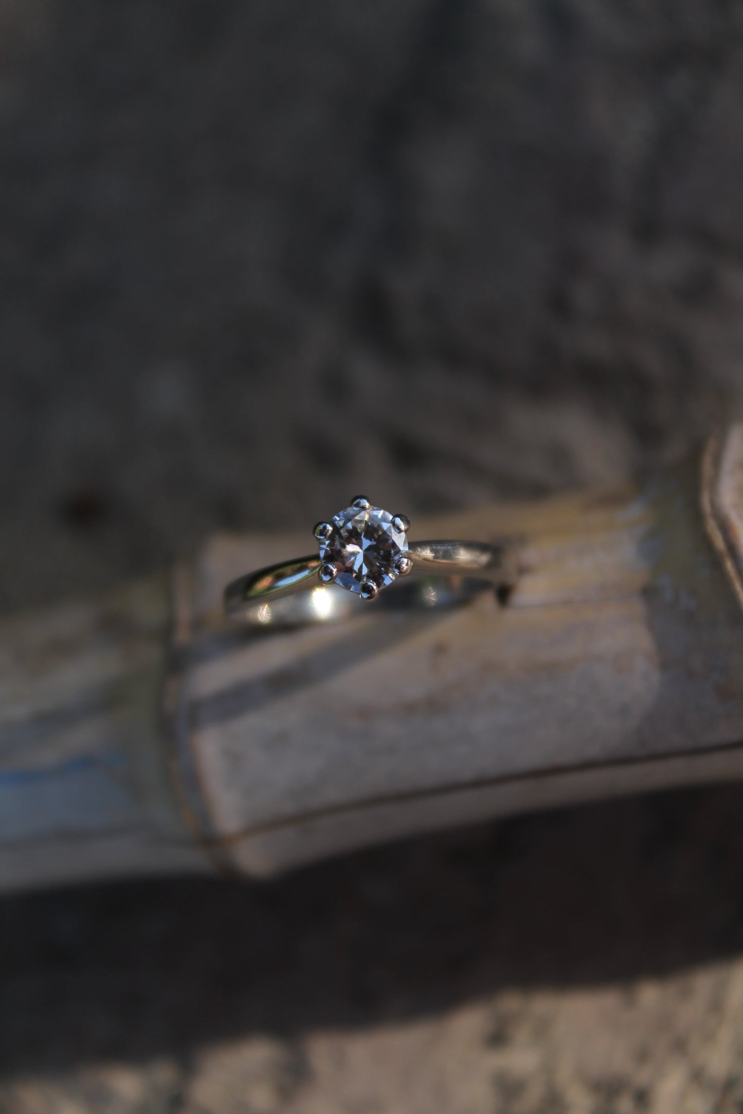 Anillo solitario europeo, hecho a mano, de platino y brillantes.