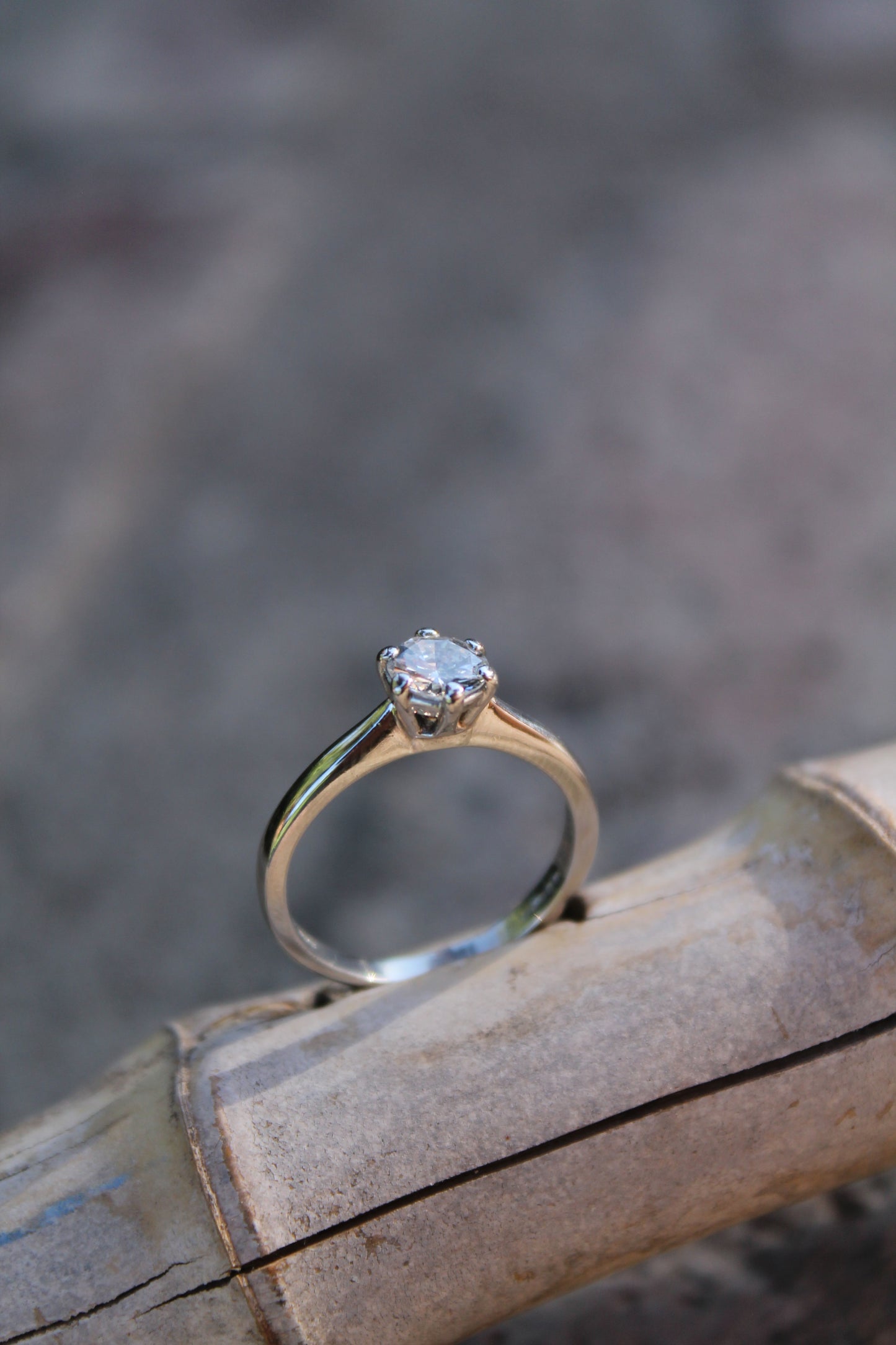 Anillo solitario europeo, hecho a mano, de platino y brillantes.