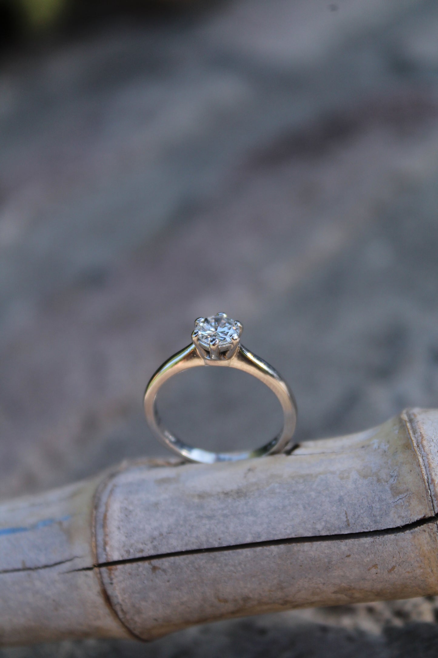 Anillo solitario europeo, hecho a mano, de platino y brillantes.