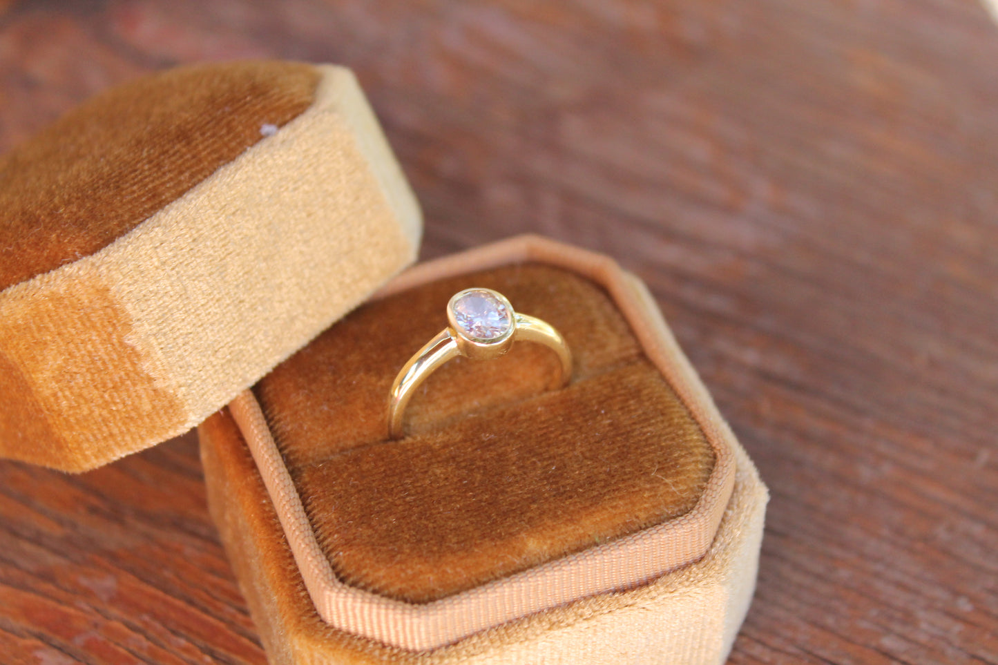 Anillo hecho a mano y a pedido, modelo solitario, oro amarillo y diamante oval (sujeto stock)