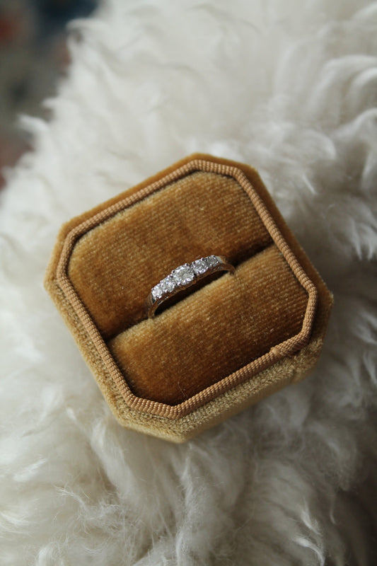 Anillo hecho a mano, a  pedido, de metal platino y brillantes.