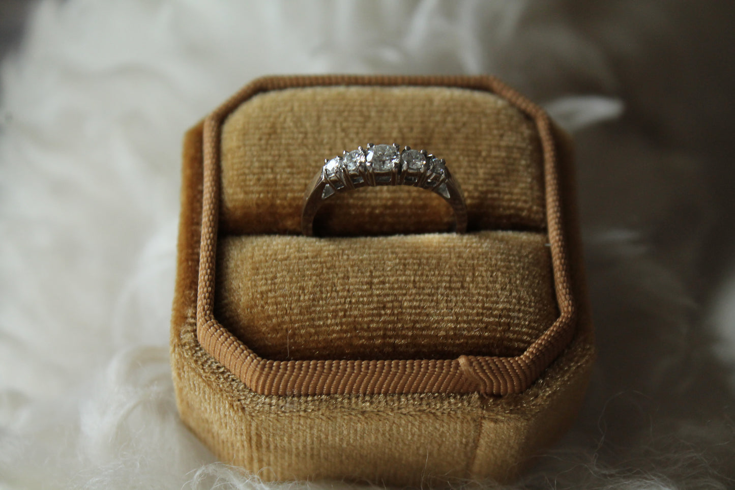 Anillo hecho a mano, a  pedido, de metal platino y brillantes.
