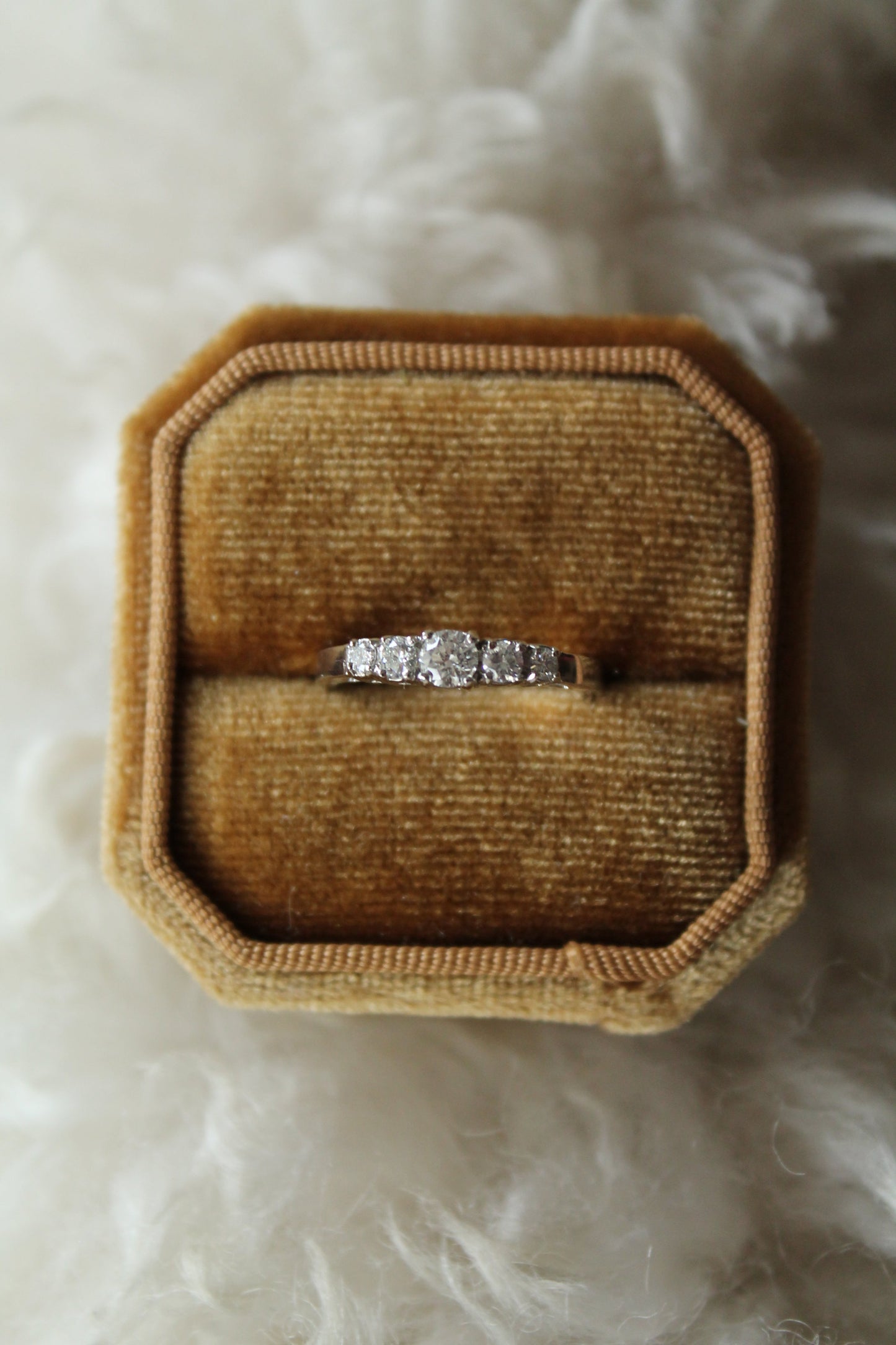 Anillo hecho a mano, a  pedido, de metal platino y brillantes.