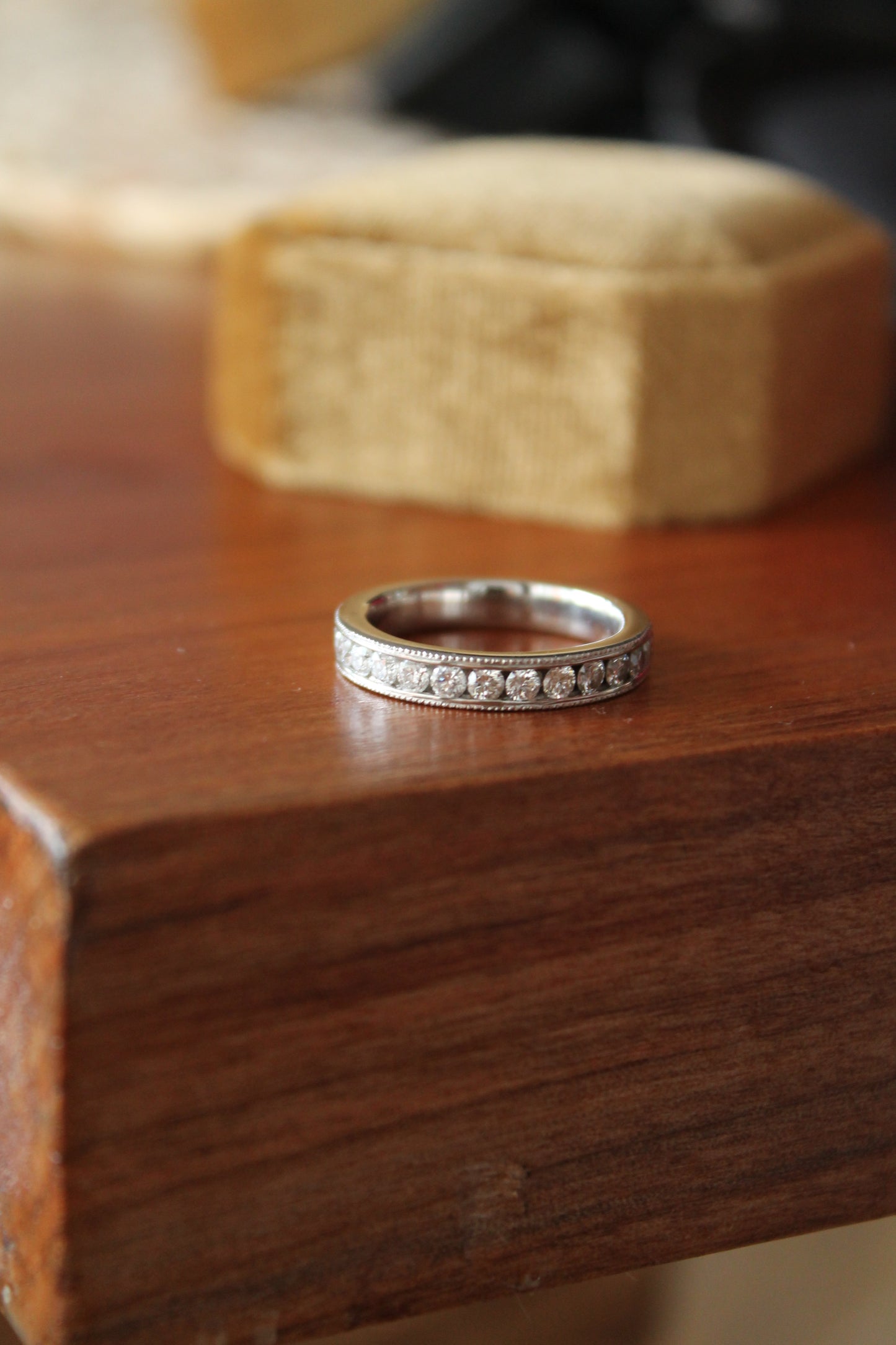 Anillo medio cintillo hecho a mano, metal platino y brillantes.