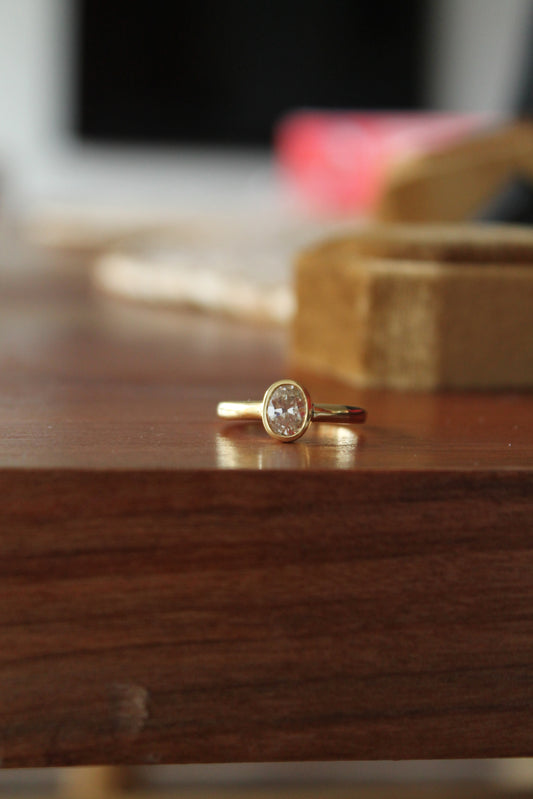Anillo hecho a mano y a pedido, modelo solitario, oro amarillo y diamante oval (sujeto stock)
