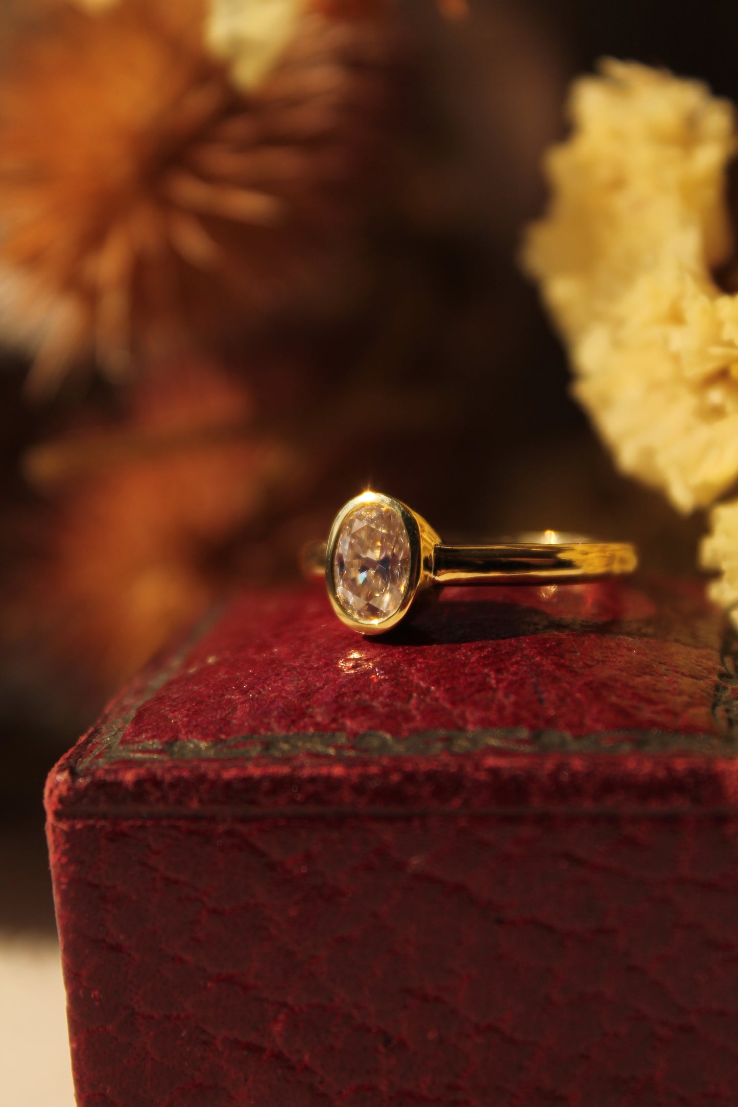 Anillo hecho a mano y a pedido, modelo solitario, oro amarillo y diamante oval (sujeto stock)