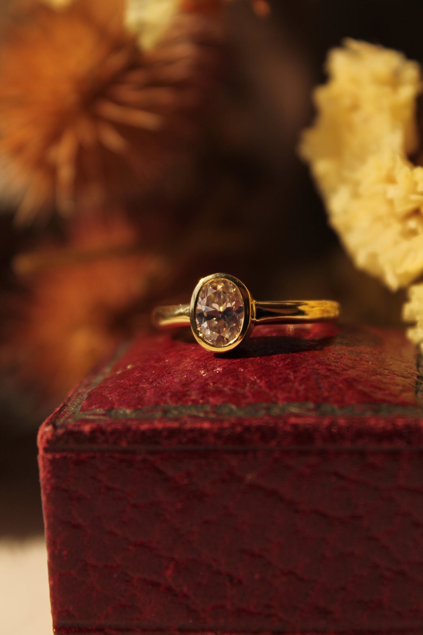 Anillo hecho a mano y a pedido, modelo solitario, oro amarillo y diamante oval (sujeto stock)