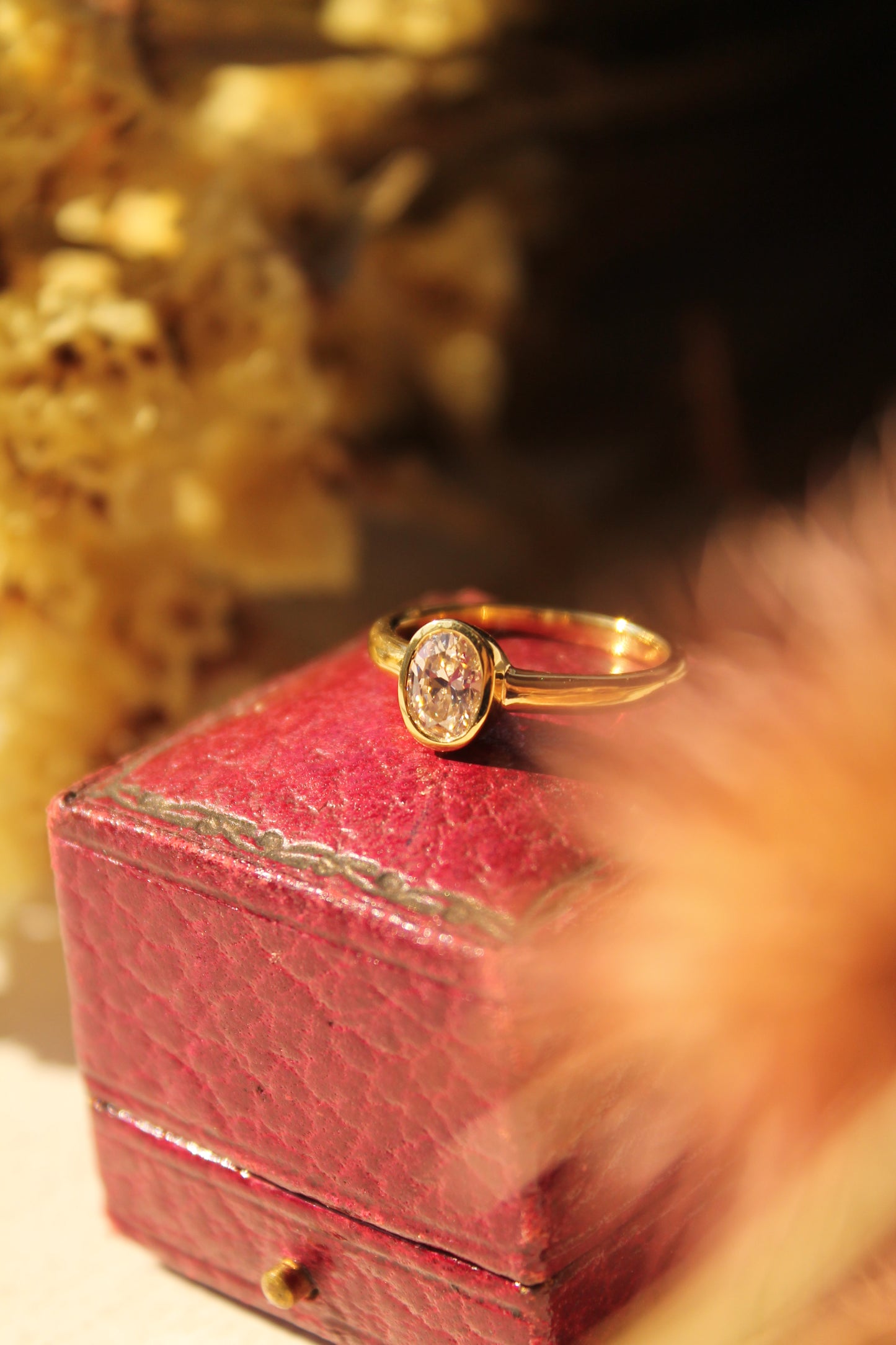 Anillo hecho a mano y a pedido, modelo solitario, oro amarillo y diamante oval (sujeto stock)