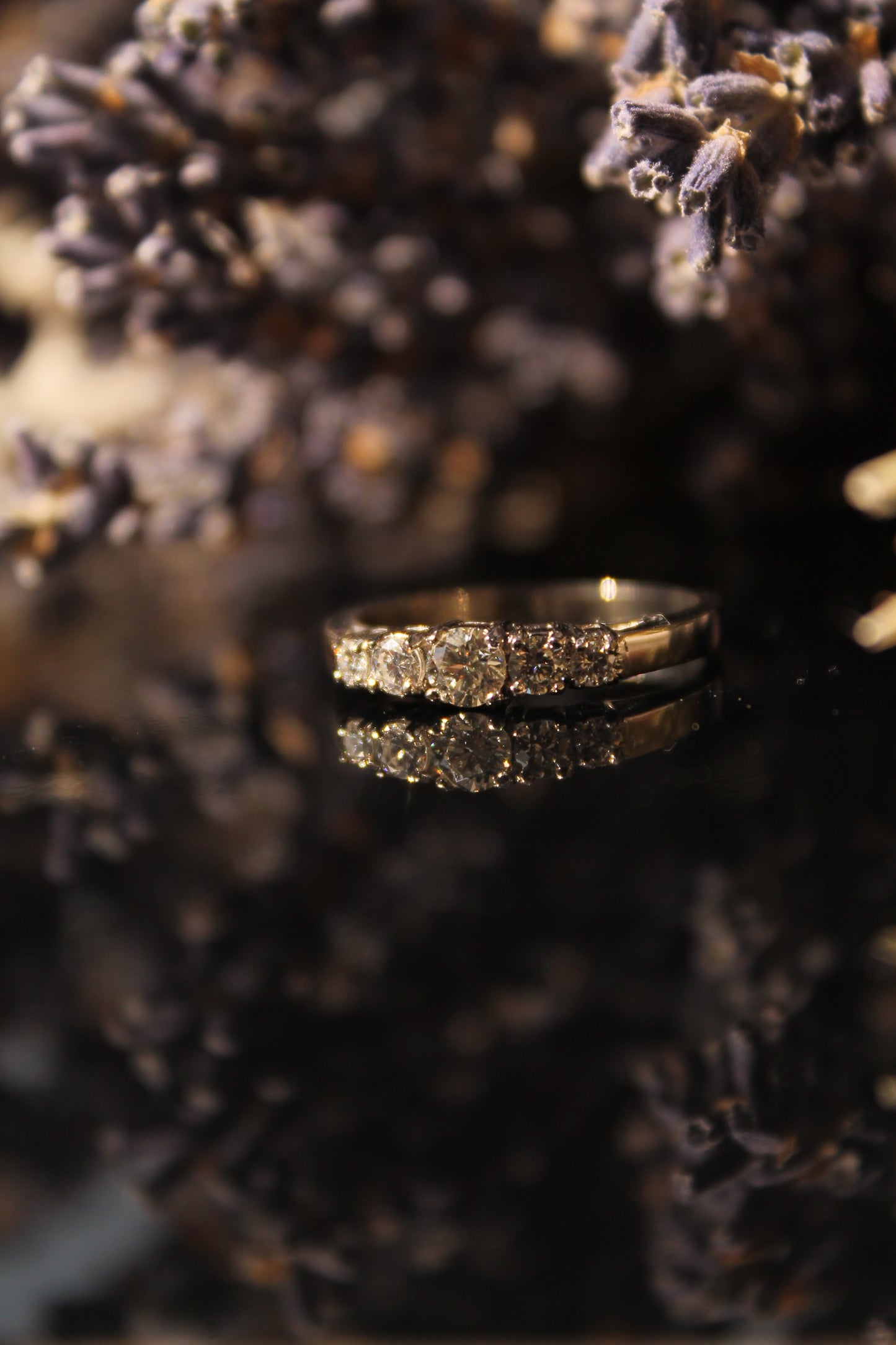 Anillo hecho a mano, a  pedido, de metal platino y brillantes.