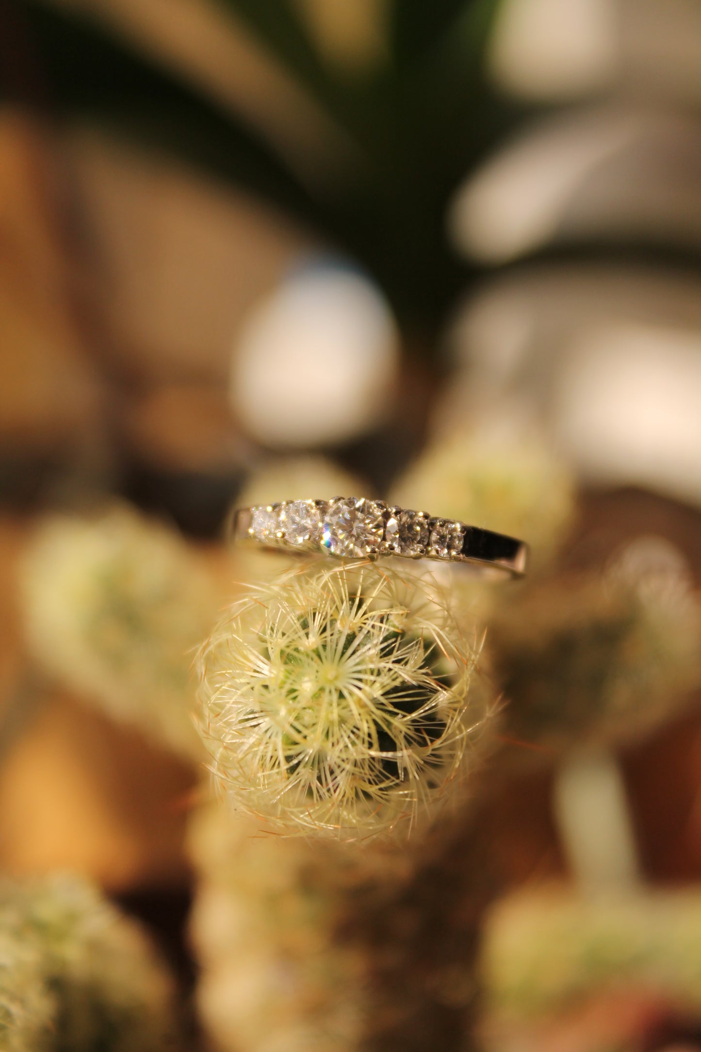Anillo hecho a mano, a  pedido, de metal platino y brillantes.