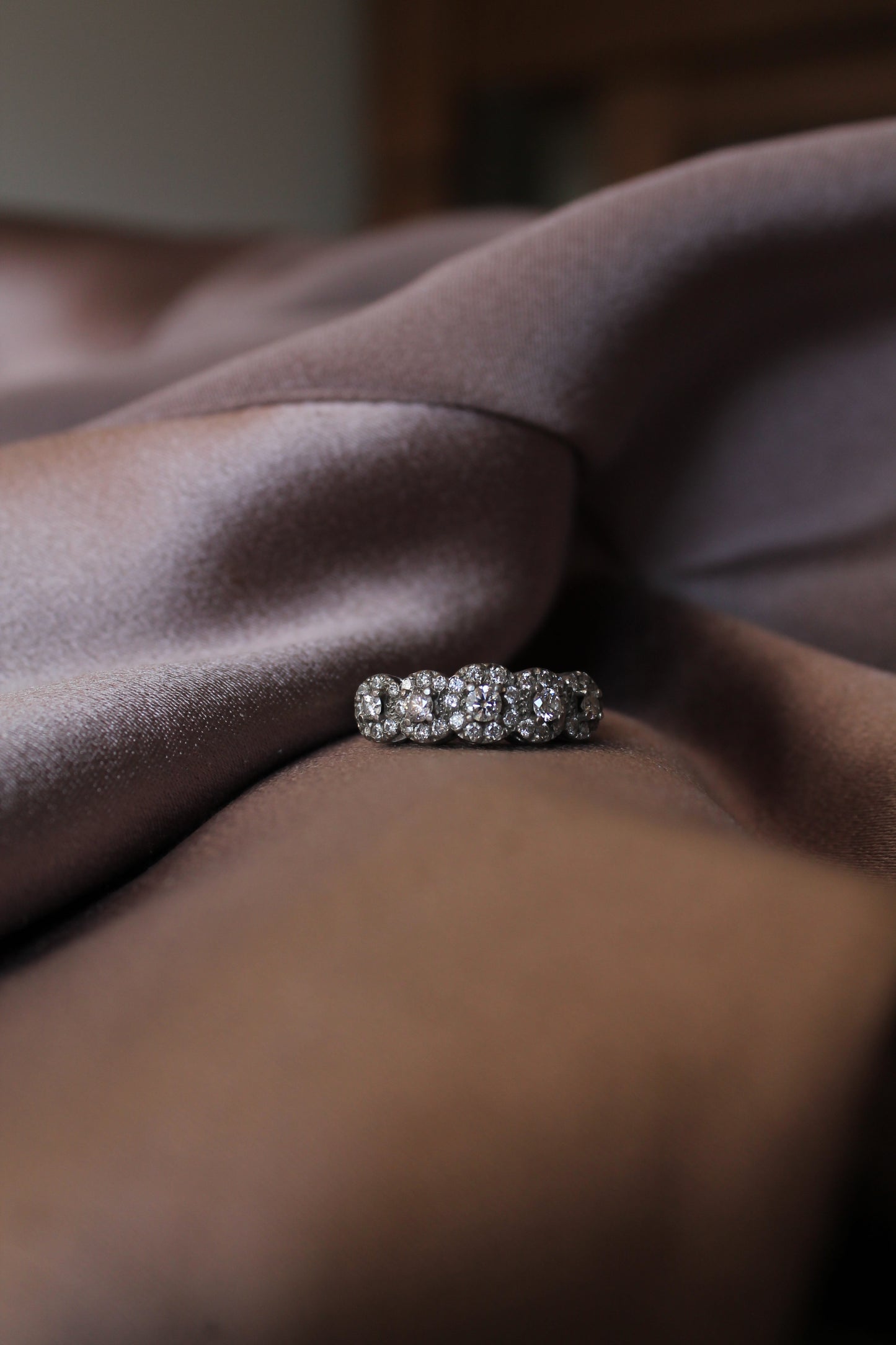 Anillo a pedido, hecho a mano, platino y brillantes.