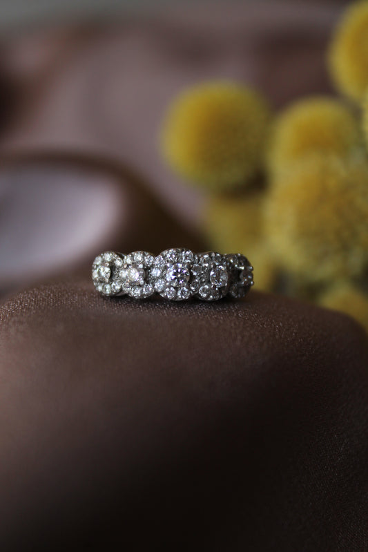 Anillo a pedido, hecho a mano, platino y brillantes.