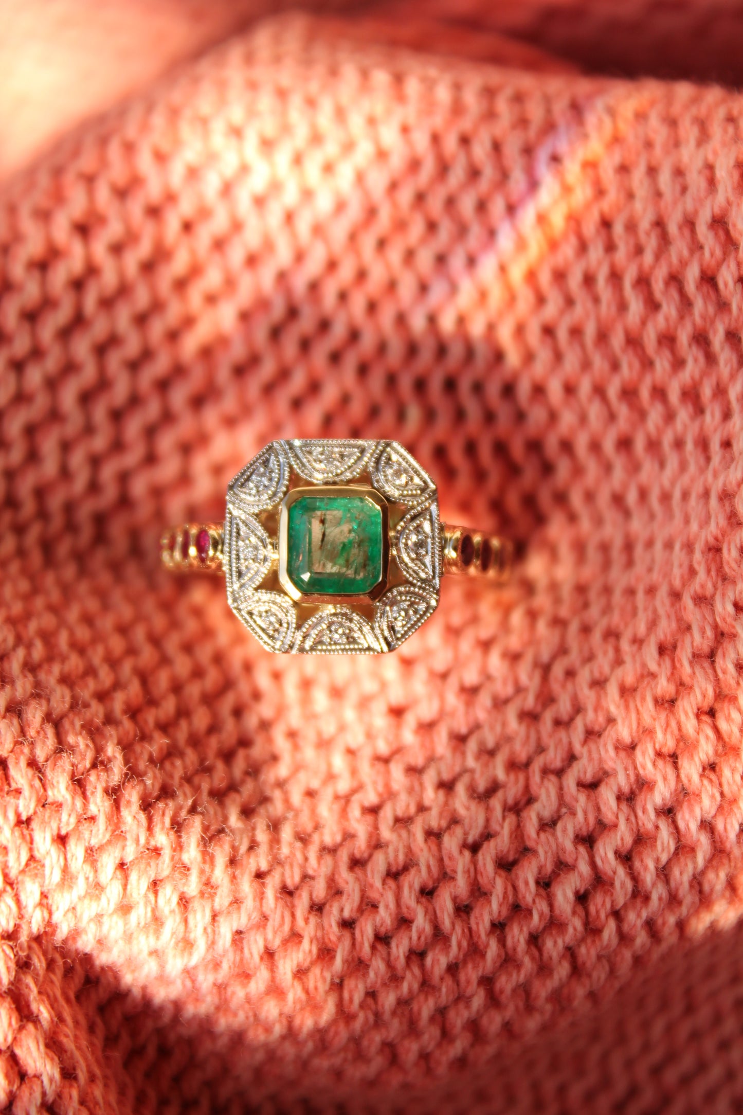 Anillo a pedido, hecho a mano, de metal platino, oro amarillo, Esmeralda, brillantes y rubíes.