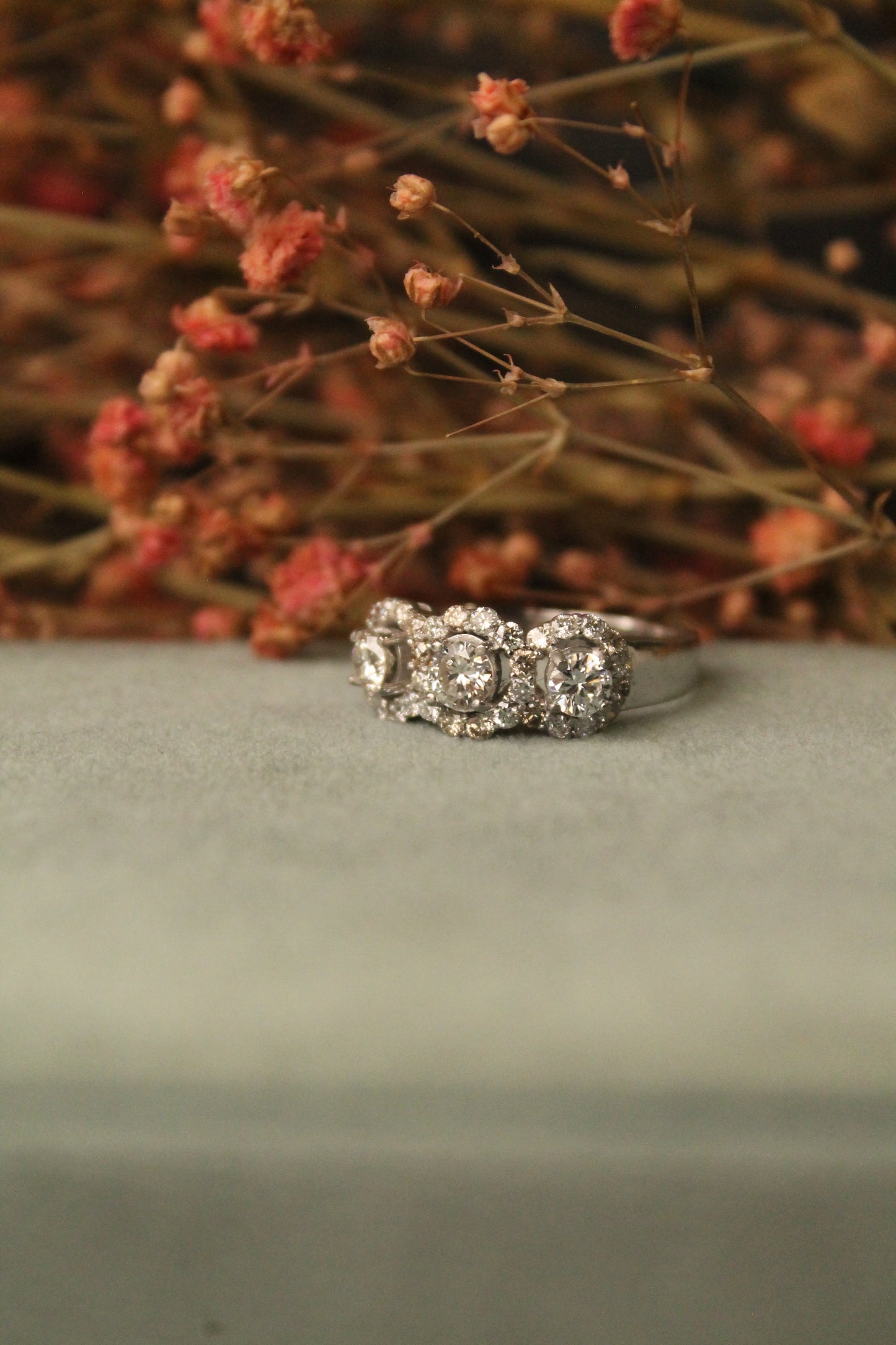Anillo triple halo, hecho a maquina, oro blanco Italiano y brillantes.