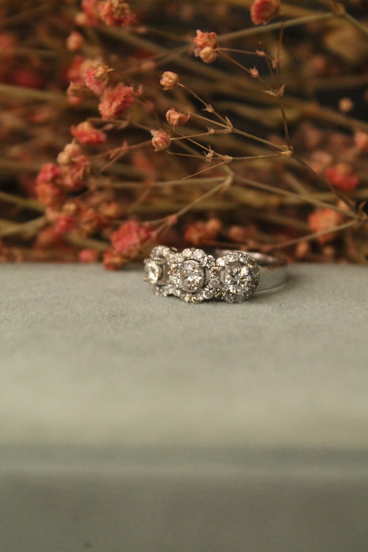 Anillo triple halo, hecho a maquina, oro blanco Italiano y brillantes.