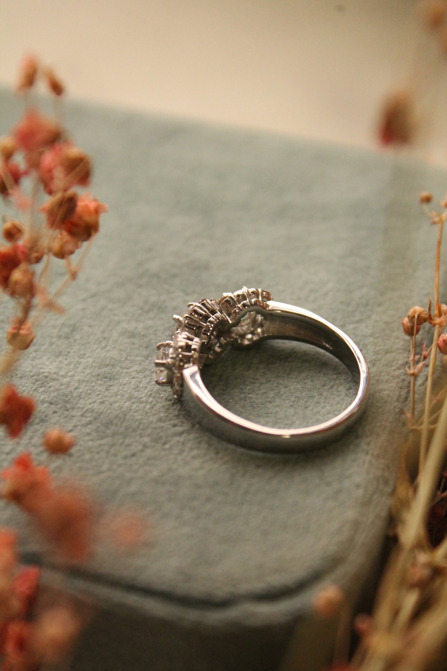 Anillo triple halo, hecho a maquina, oro blanco Italiano y brillantes.