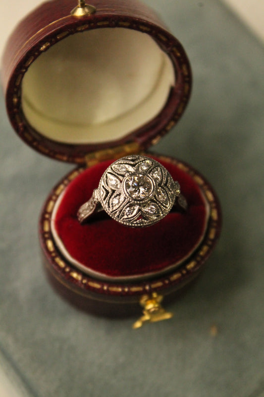 Anillo floral hecho a mano, de oro blanco y brillantes.