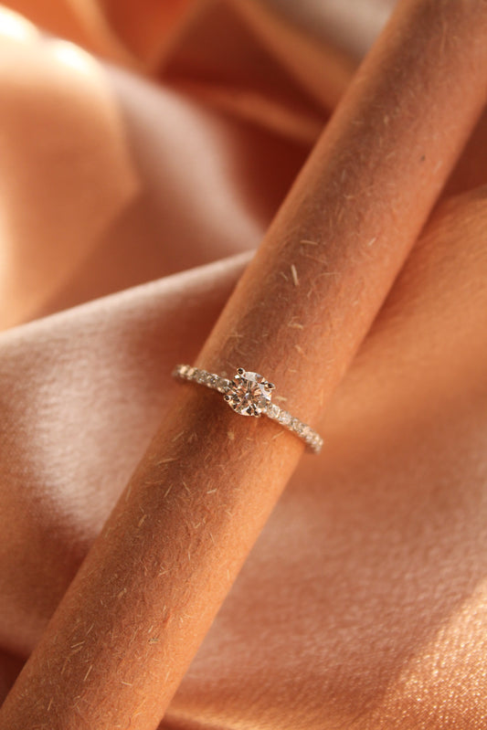 Anillo modelo solitario clásico, metal oro blanco de 14k y brillantes.