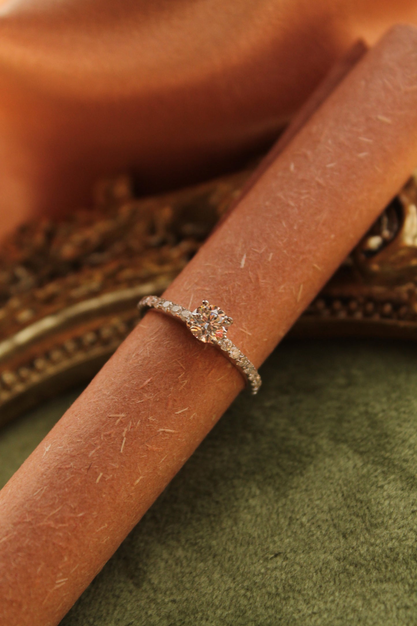 Anillo modelo solitario clásico, metal oro blanco de 14k y brillantes.