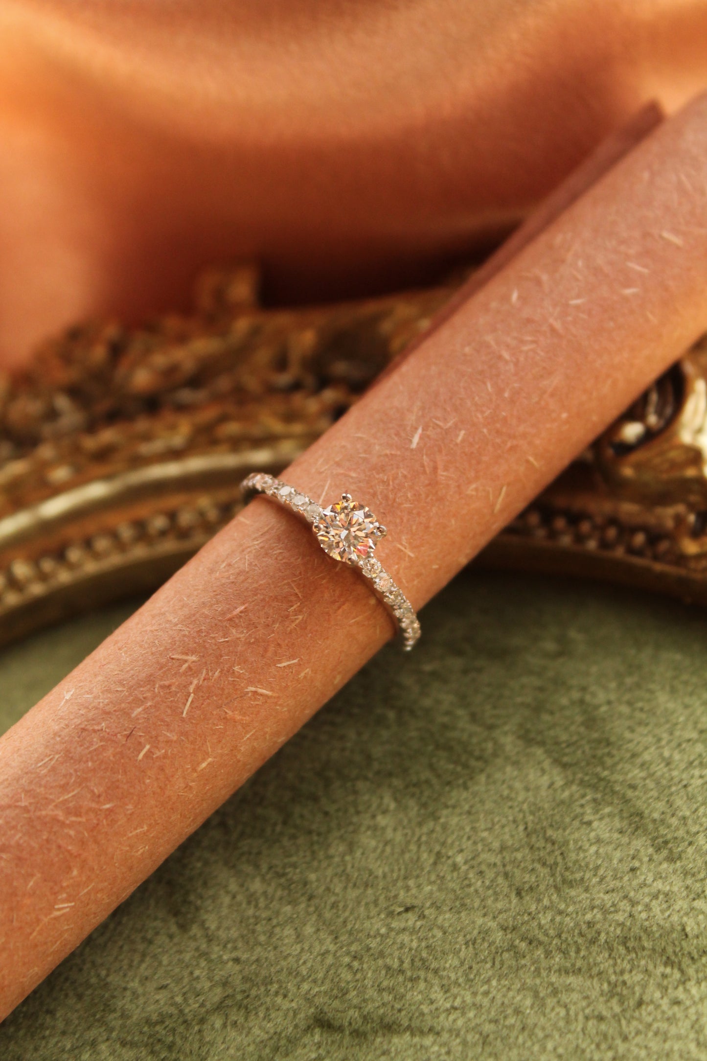 Anillo modelo solitario clásico, metal oro blanco de 14k y brillantes.