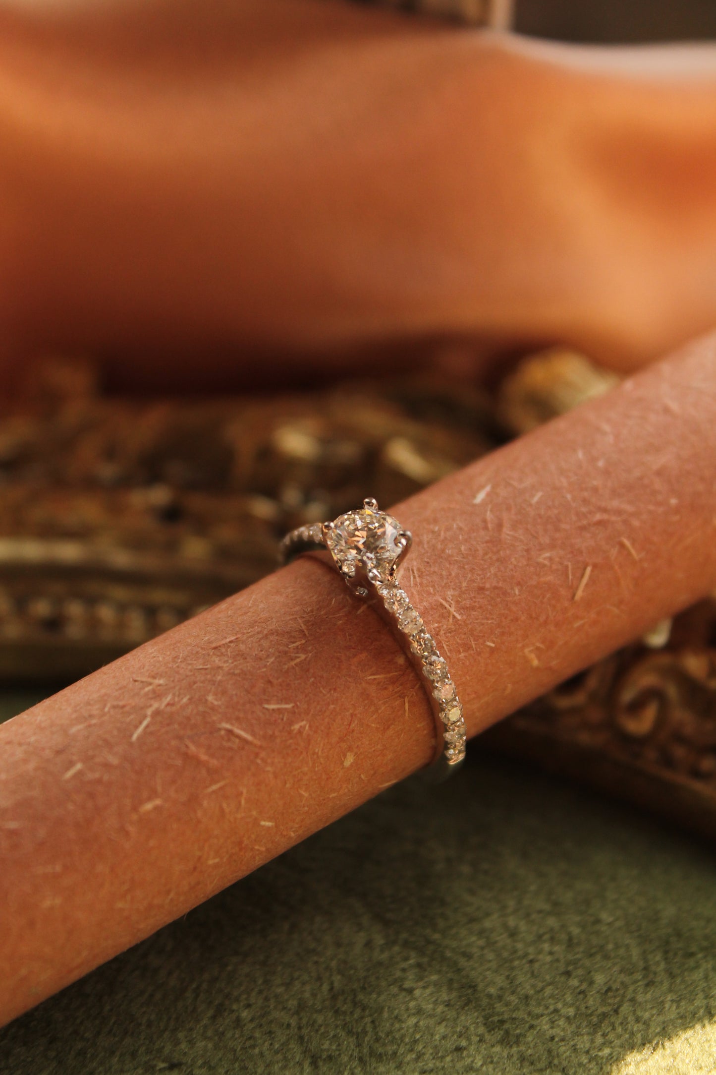 Anillo modelo solitario clásico, metal oro blanco de 14k y brillantes.