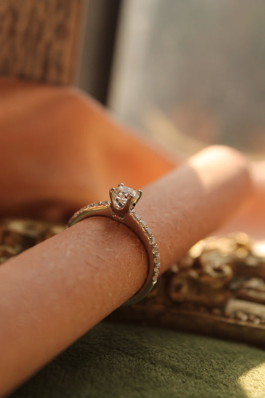 Anillo modelo solitario clásico, metal oro blanco de 14k y brillantes.