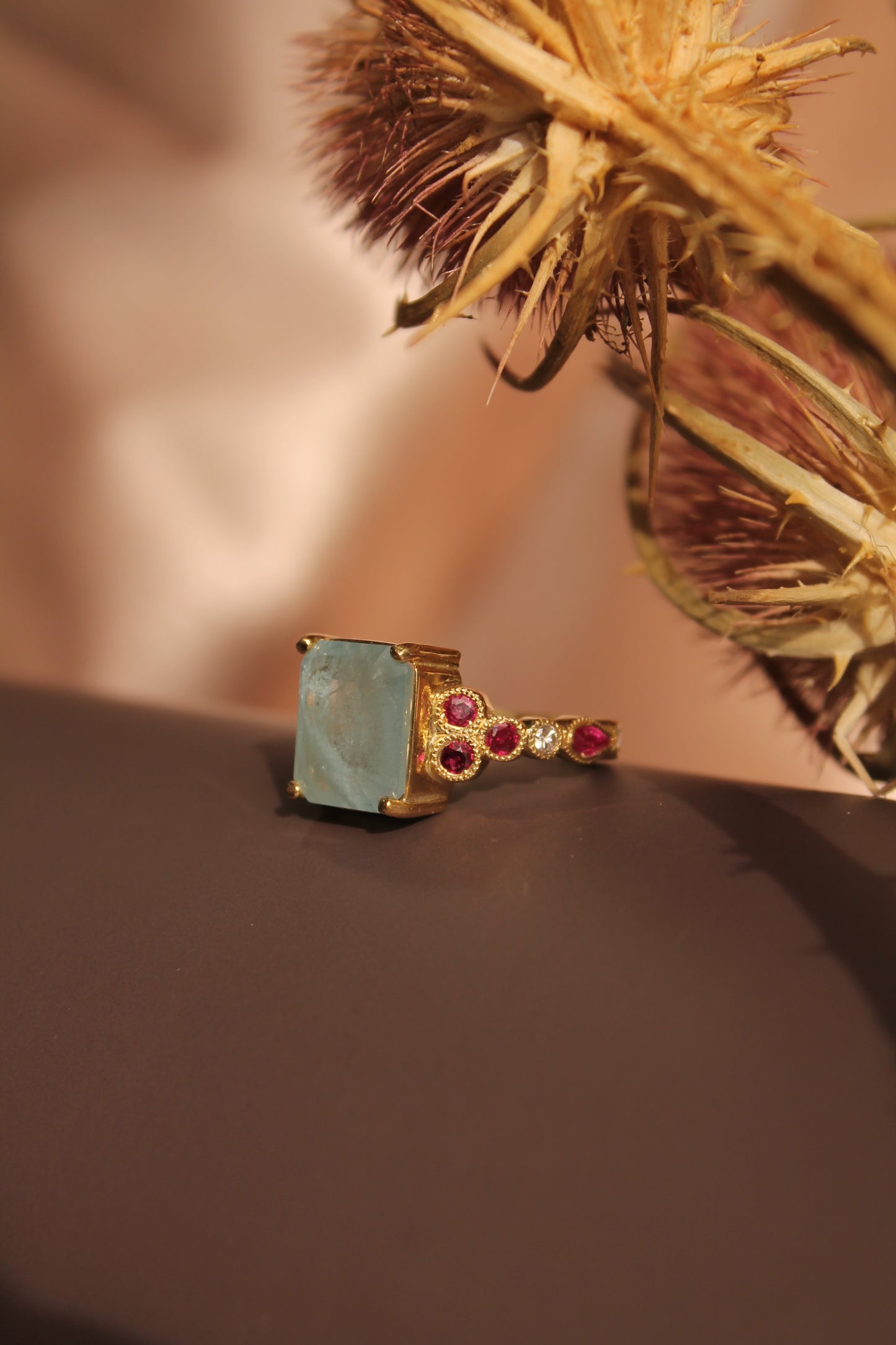 Anillo hecho a mano, mental oro amarillo, Aguamarina central, brillantes y rubíes.