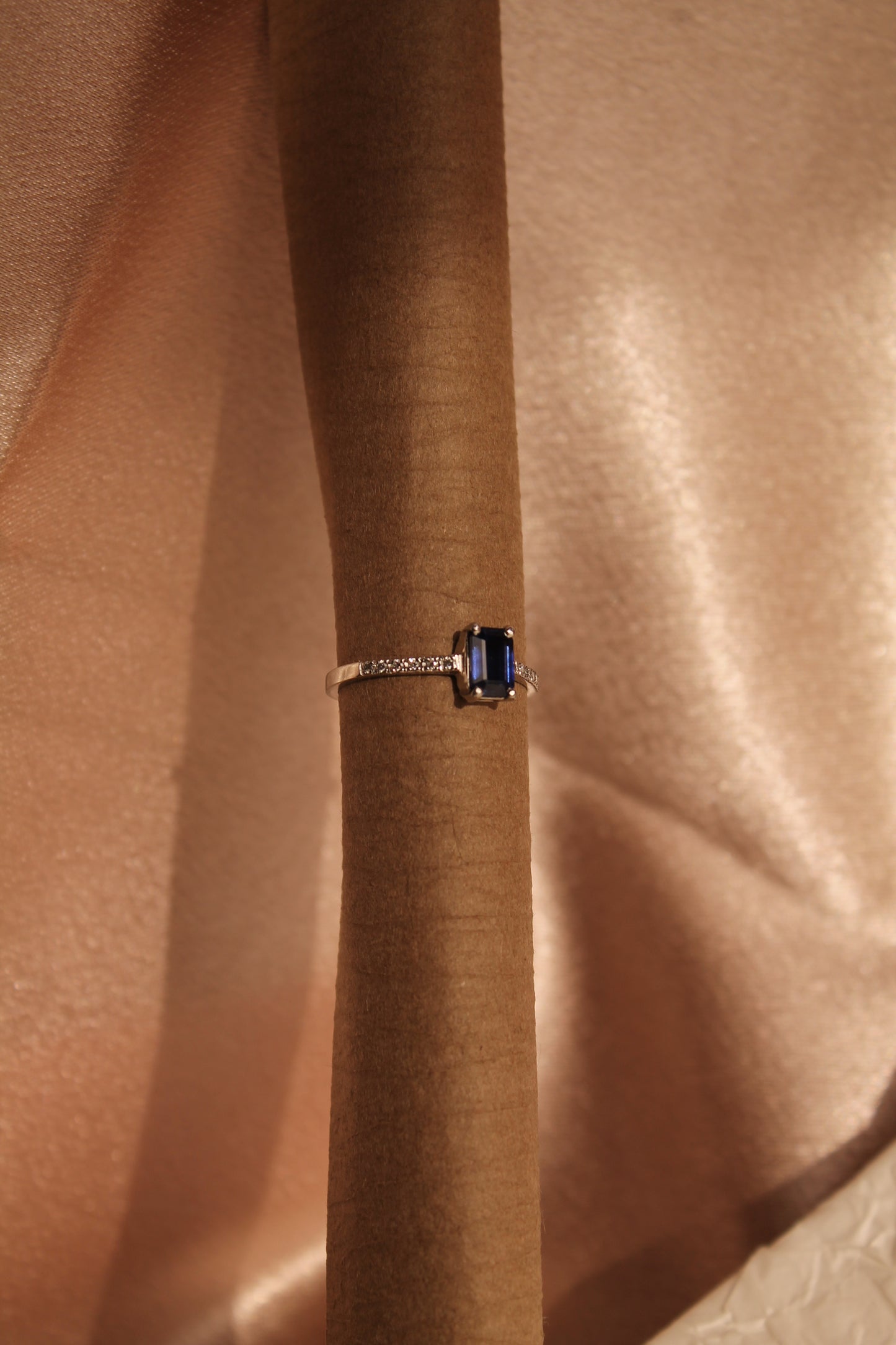 Anillo solitario hecho a mano, metal platino, Zafiro y brillantes.