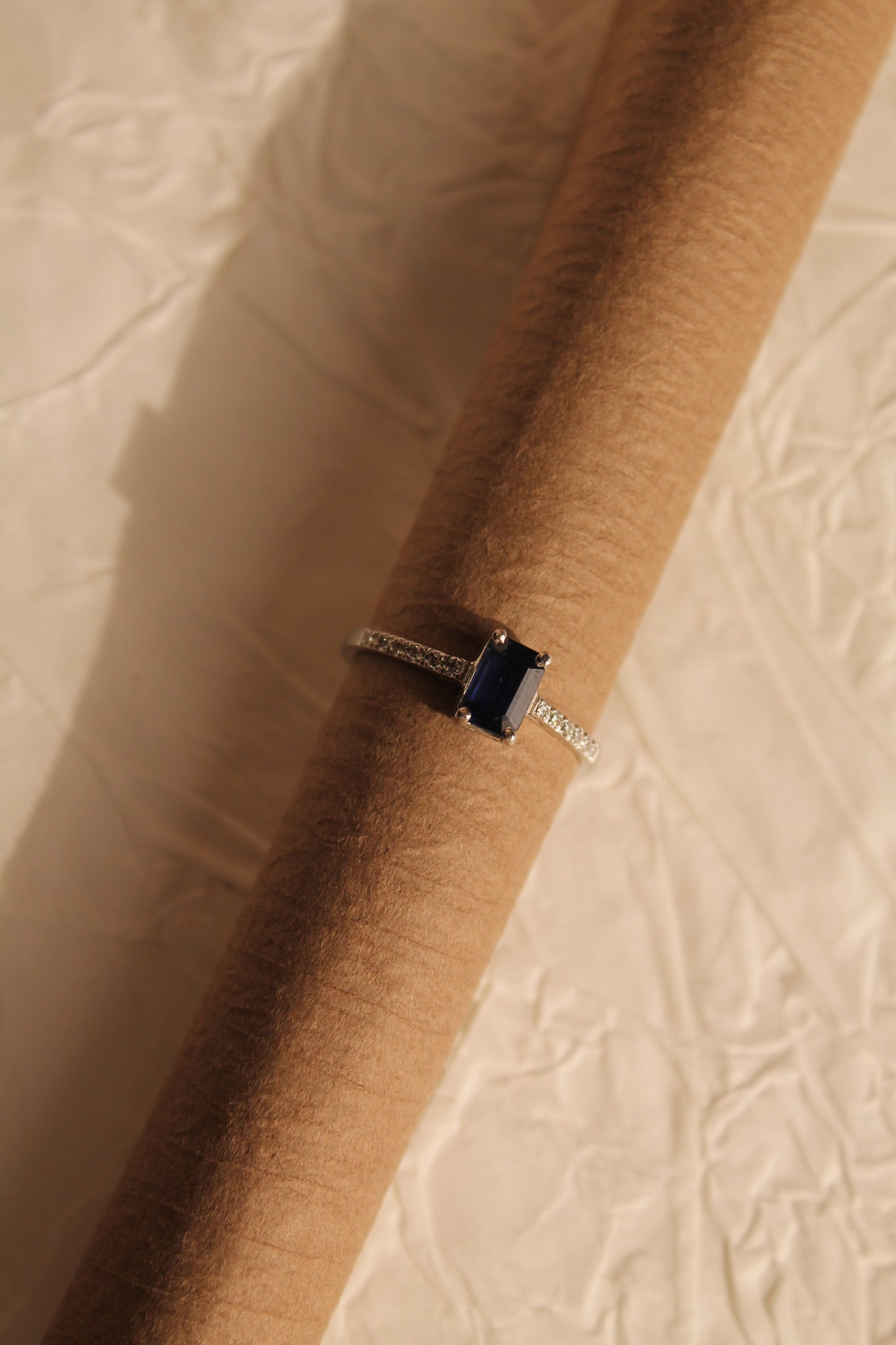 Anillo solitario hecho a mano, metal platino, Zafiro y brillantes.