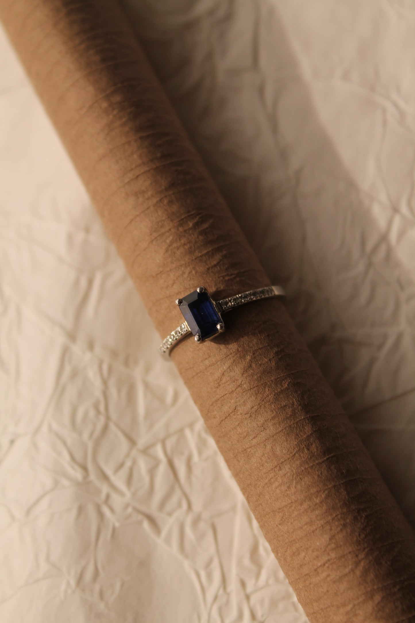 Anillo solitario hecho a mano, metal platino, Zafiro y brillantes.