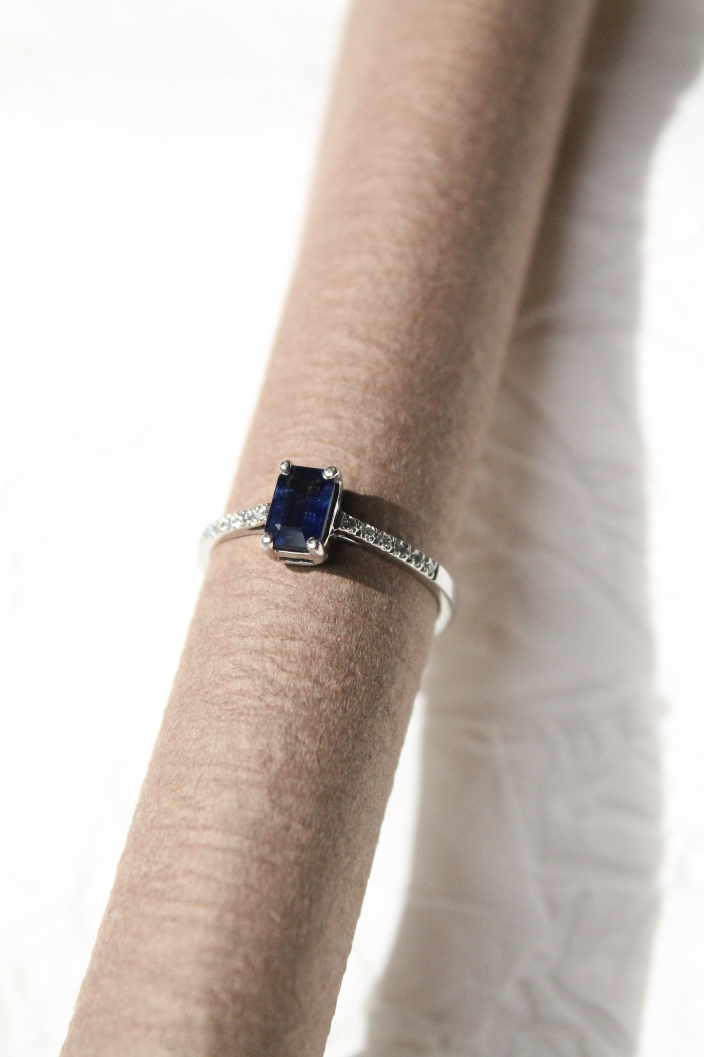 Anillo solitario hecho a mano, metal platino, Zafiro y brillantes.