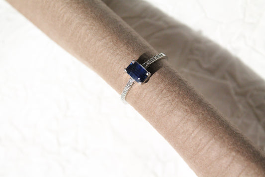 Anillo solitario hecho a mano, metal platino, Zafiro y brillantes.