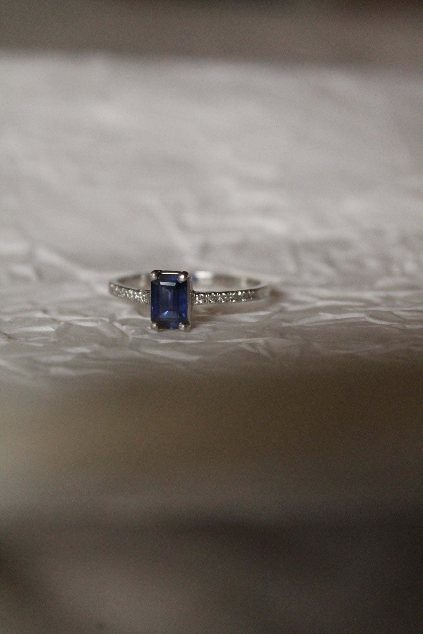 Anillo solitario hecho a mano, metal platino, Zafiro y brillantes.