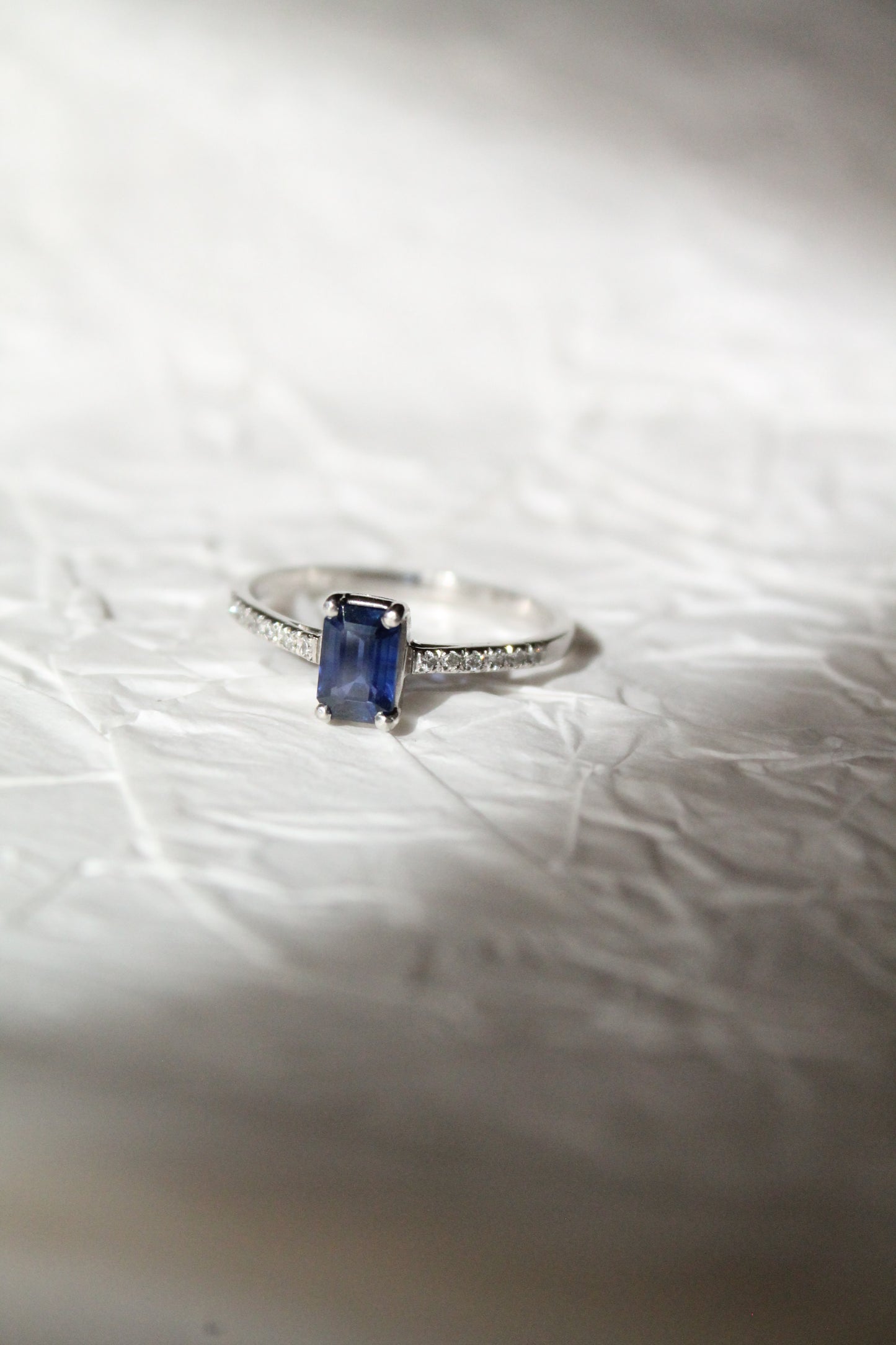 Anillo solitario hecho a mano, metal platino, Zafiro y brillantes.