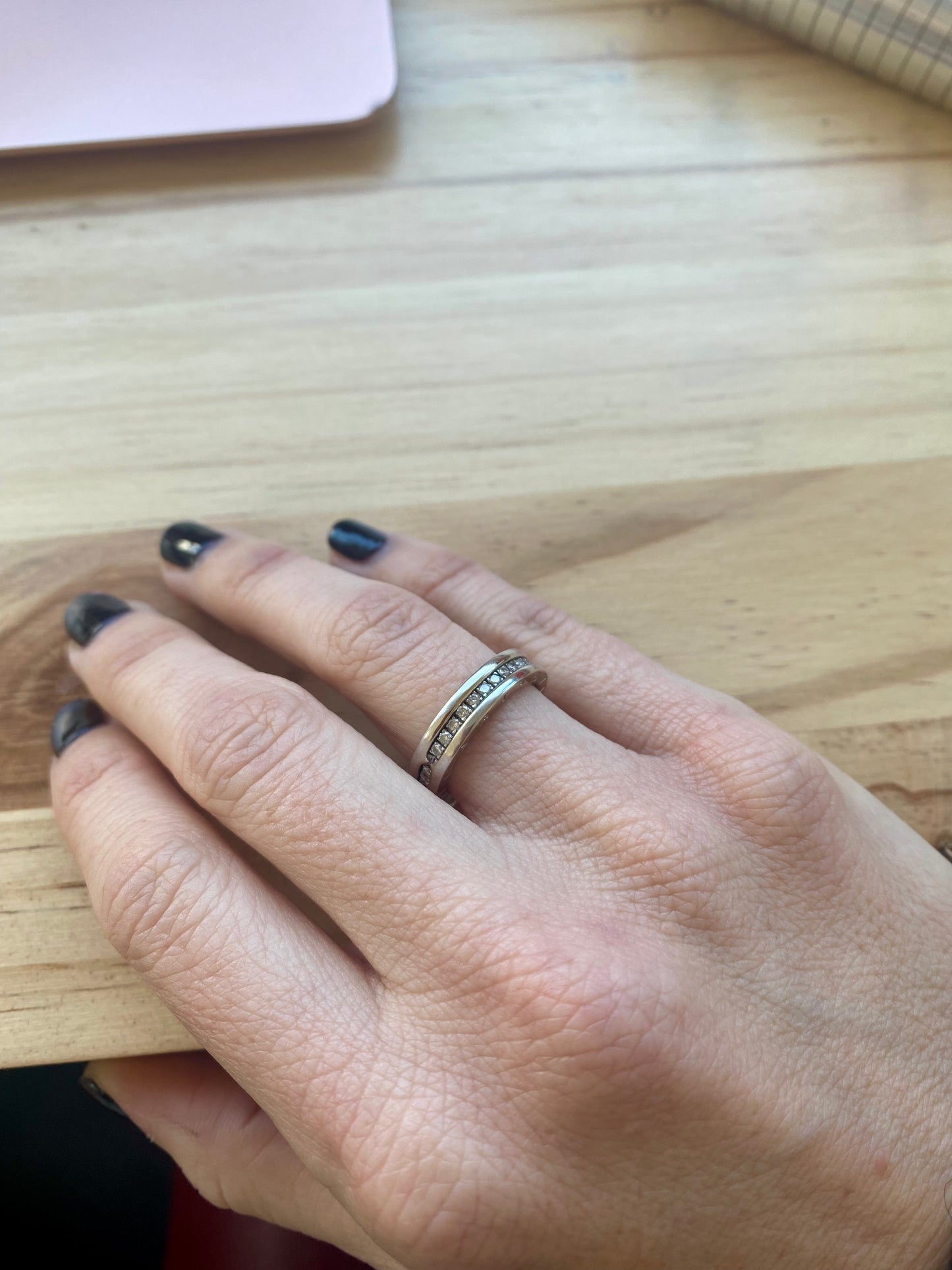 Anillo eternity, montado de diamantes por completo y oro blanco. Marca Bvlgari. En sus lados presenta dos detalles de grabado "Bvlgari".