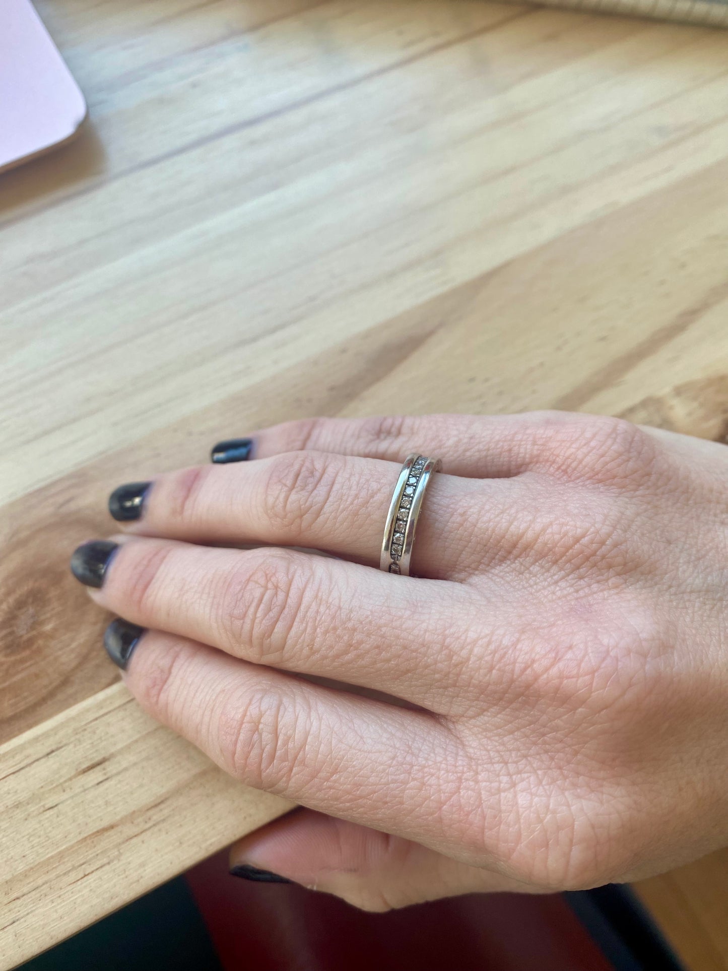 Anillo eternity, montado de diamantes por completo y oro blanco. Marca Bvlgari. En sus lados presenta dos detalles de grabado "Bvlgari".