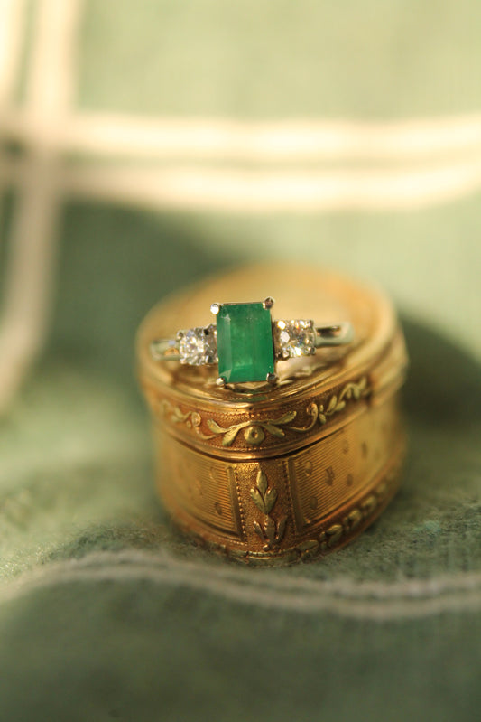 Anillo modelo tricillo, hecho a mano, metal platino con esmeralda y brillantes.