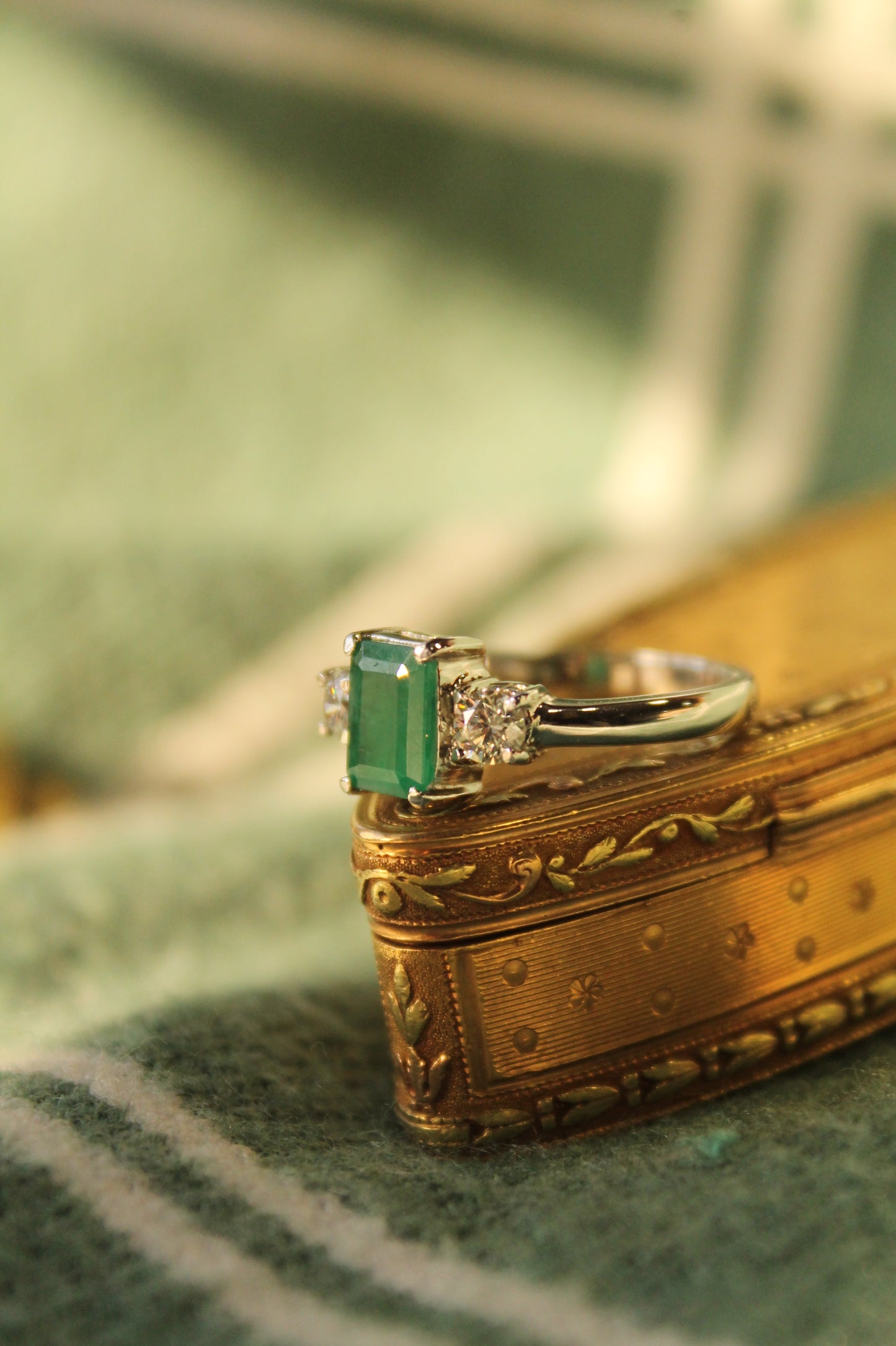 Anillo modelo tricillo, hecho a mano, metal platino con esmeralda y brillantes.