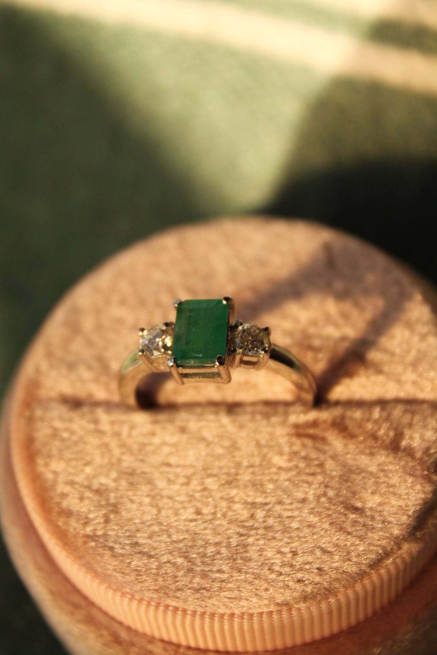 Anillo modelo tricillo, hecho a mano, metal platino con esmeralda y brillantes.